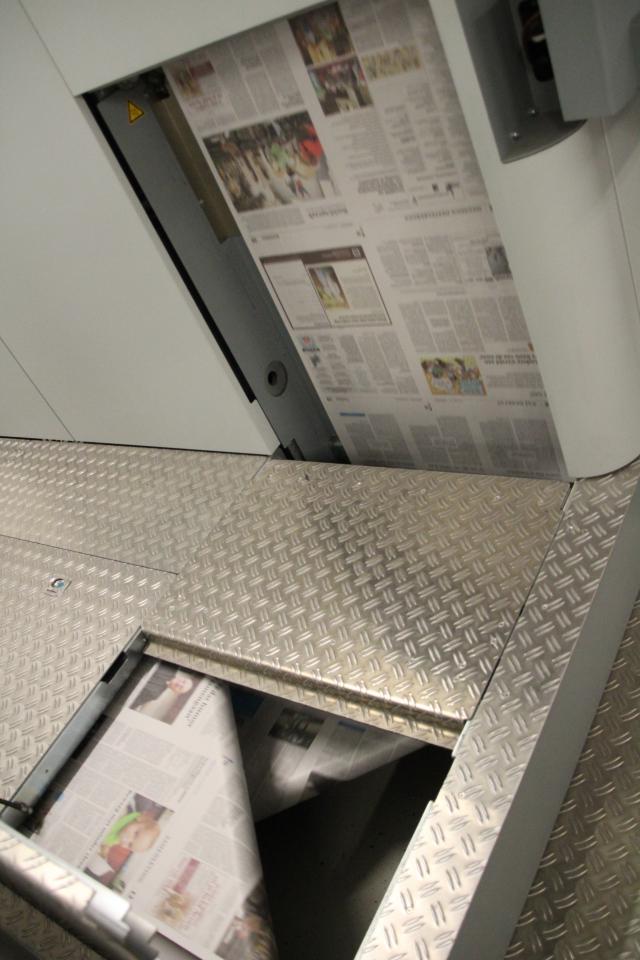 De ene zijde is reeds bedrukt, door het openstaande luik zie je hoe het papier wordt omgekeerd voor het bedrukken van de andere zijde. Dit alles aan 127 m/minuut! © HVDS