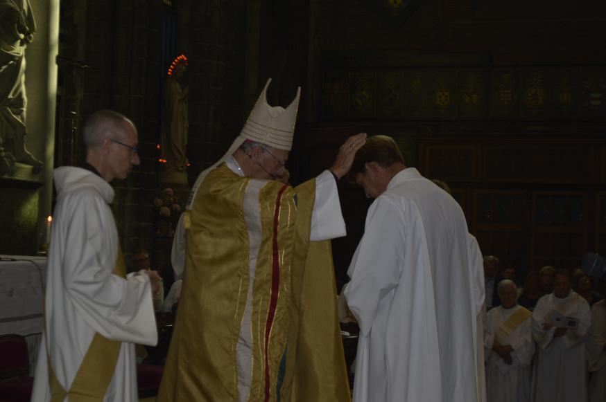 De handoplegging is het centrale gebeuren in de wijdingsliturgie © Bisdom Gent