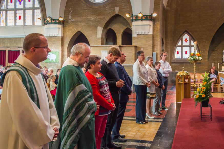 De nieuwe leden van de parochieploeg werden aangesteld. Van links naar rechts herken je priester Herbert, deken Geert, Karin, Bert, diaken Chris, Martine, Carine, Lieve en Peter. © Karel Van de Voorde
