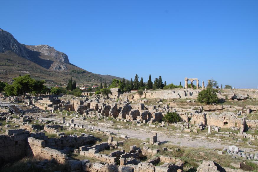 De archeologische site van wat nog overblijft van de stad Korinthe (Griekenland) waar Paulus een gemeente stichtte en twee brieven naar schreef.  © HVDS