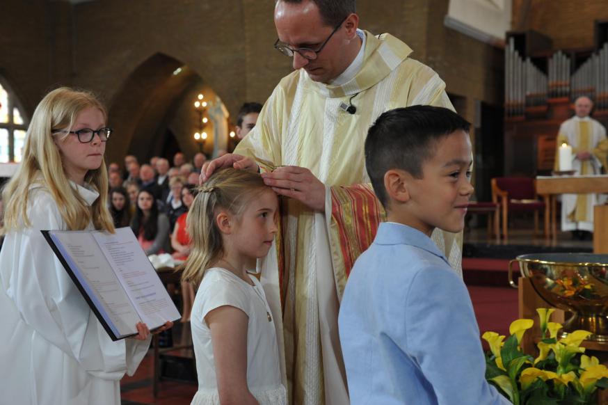 Jessie werd na haar doopsel met water gezalfd met heilig Chrisma: ze ontvangt Gods Geest en mag leven als kind van God.  © © Foto Dobbelaere – Lokeren