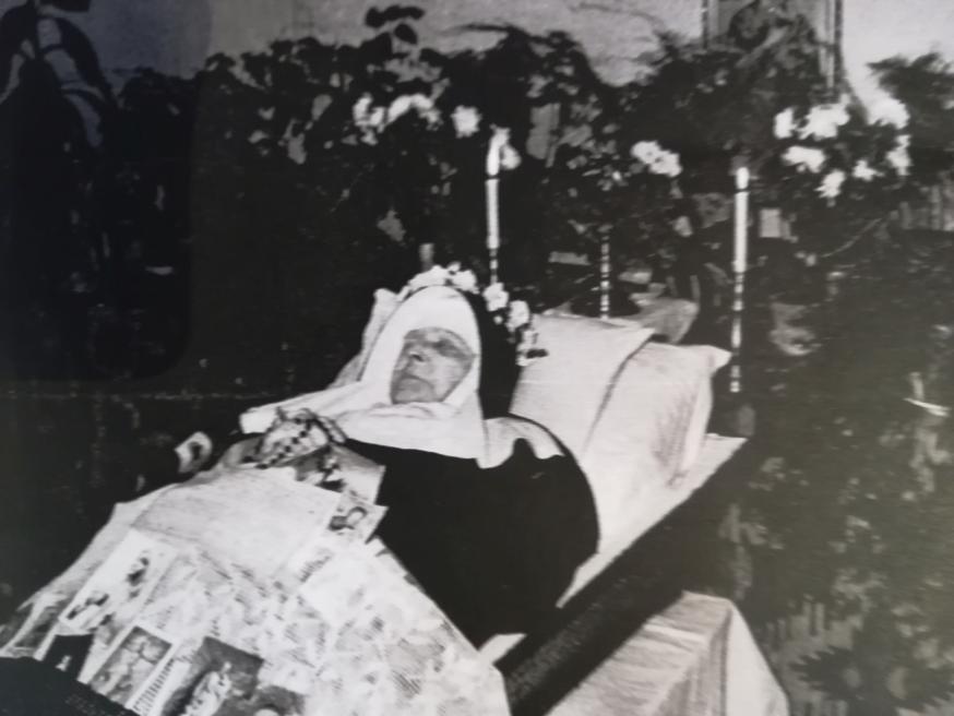 Zuster Alice Poppe op haar sterfbed. 