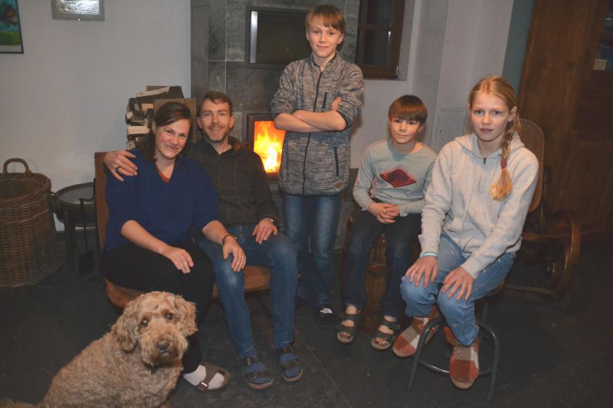 Van links naar rechts: Marieke, Olivier, Ewoud, Nander en Machteld. Ook in beeld: de hond Porthos. © Geert Defauw