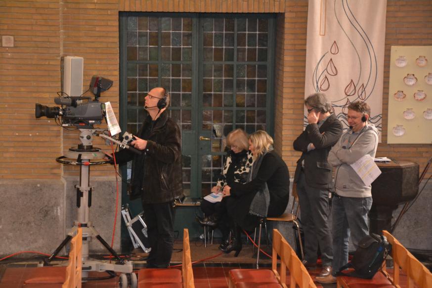 Van links naar rechts: een cameraman, Ingrid (productieverantwoordelijke VRT) en een collega, Hans (van het ICL – de Vlaamse bisdommen) en de opnameleider die de timing en het verloop van de opname bewaakt. © Geert Defauw