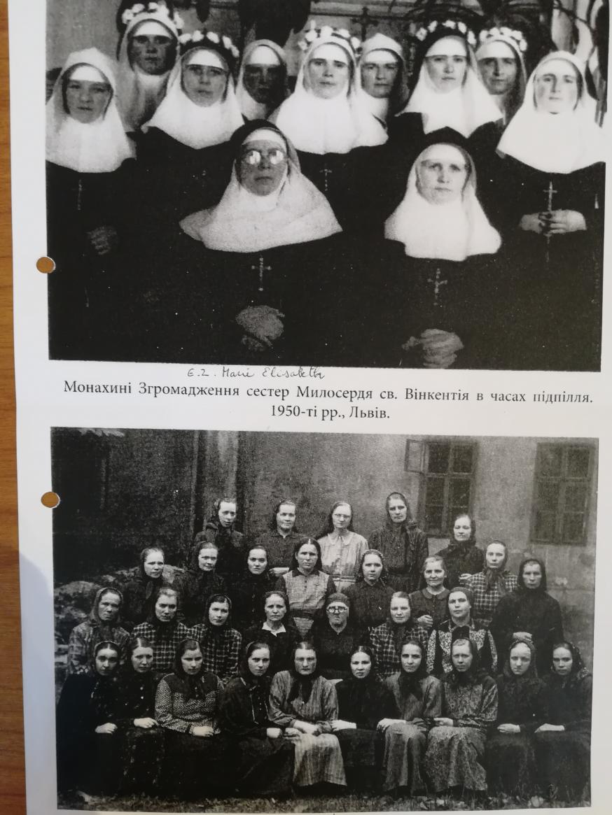 Zuster Elisabeth op de bovenste foto: vooraan links Op de onderste foto: 3e rij – 5e van links. 