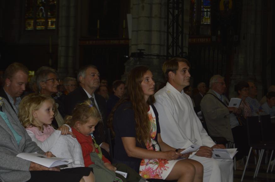 Tot aan het sacrament van de wijding zit de kandidaat-wijdeling bij zijn gezin  © Bisdom Gent