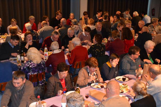 Het was een mooie en gezellige avond met de nieuwe parochie. Over de grenzen van gemeenschappen heen werd een nieuwe gemeenschap gevormd.  © Geert Defauw