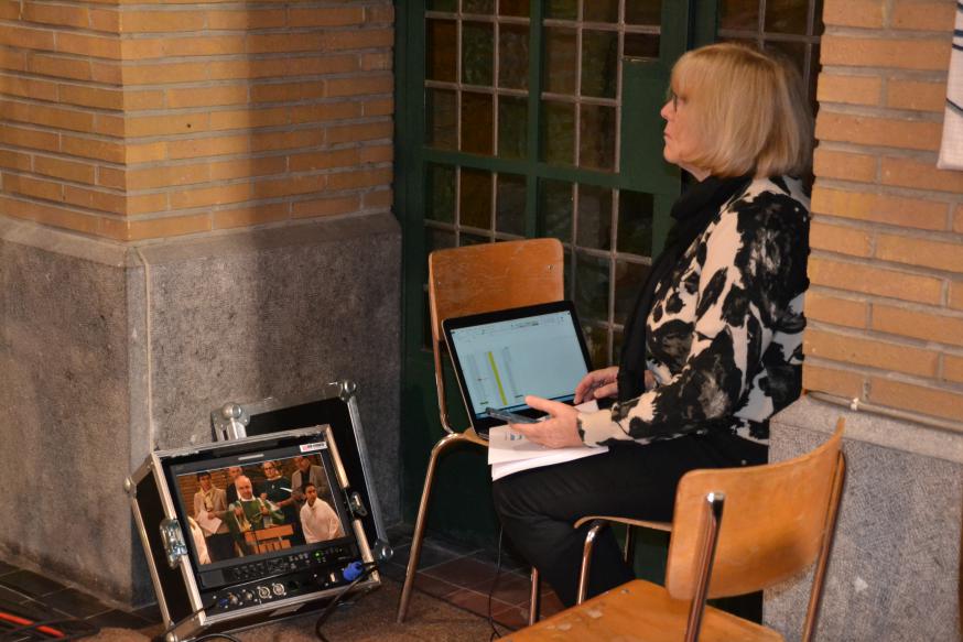 Ingrid en Hans volgen alles vanuit de kerk op een klein scherm en controleren onder andere de timing tijdens de uitzending. Waar nodig wordt ingegrepen of signaal gegeven via de opnameleider. © Geert Defauw