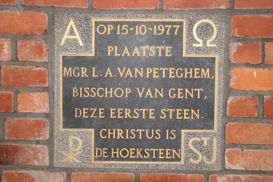 De eerstesteenlegging gebeurde op 15.10.1977 en elf maanden later werd de kerk ingewijd op 17.09.1978. © HVDS