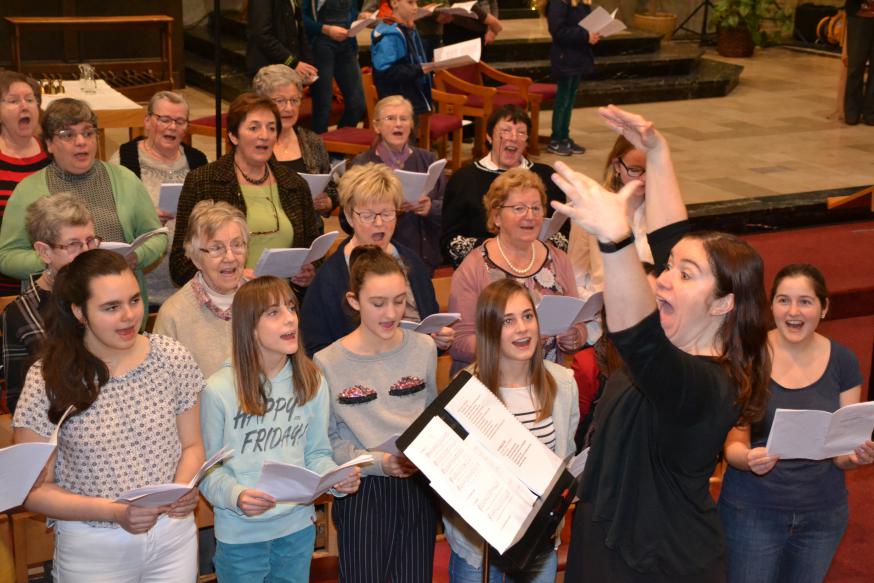 Enthousiasme troef bij Kristien. Zij heeft het koor met veel kunde geleid, met de muzikale bijdrage en ondersteuning van Jo aan het orgel. © Geert Defauw