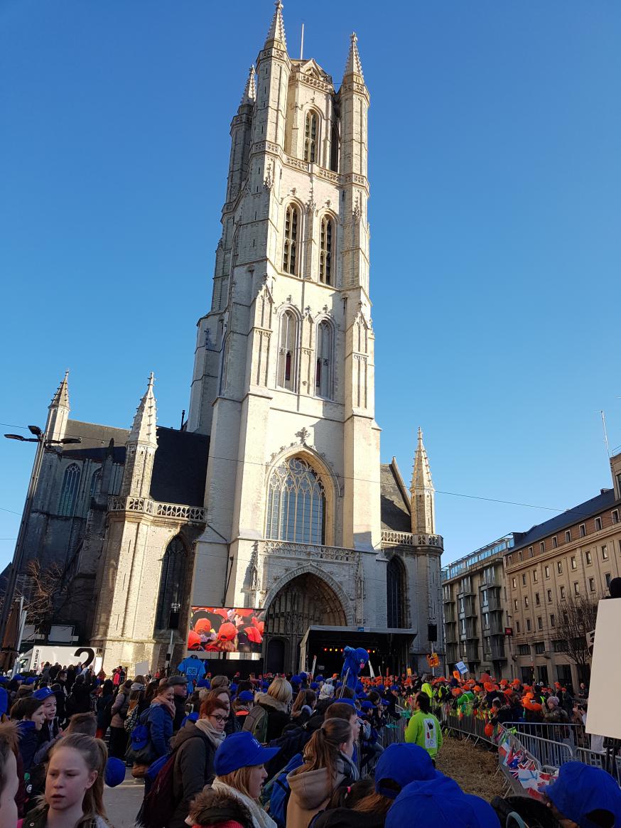 Het slotmoment had plaats op het Sint-Baafsplein, onder de toren van de kathedraal. 