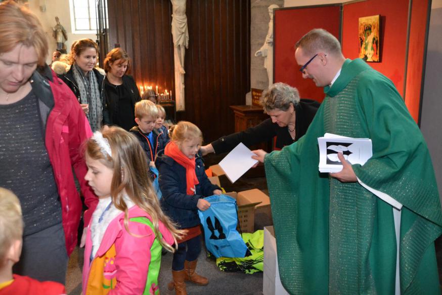 Bij de start kregen de kinderen een rugzakje om onderweg te vullen met opdrachten en voorwerpen … en hopelijk ook mooie herinneringen. © Geert Defauw