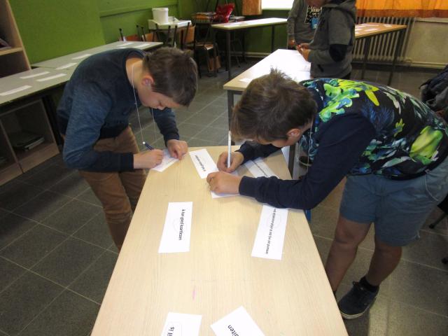 Het catechesemoment was een boeiende mix van individuele opdrachten …  © Maria De Cock