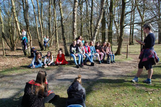 Af en toe maakten we het stil, zodat we behalve de vogels alleen de tekst hoorden die een van de catechisten voorlas 