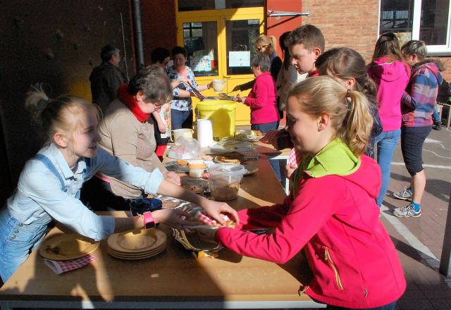 En daarna pannenkoeken, met dank aan de bereidwillige mama’s en catechisten 