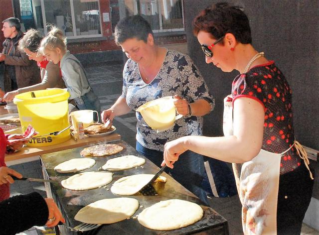 En daarna pannenkoeken, met dank aan de bereidwillige mama’s en catechisten 