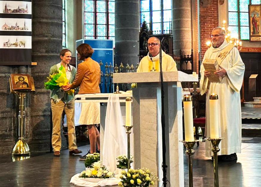 Tijdens de viering in de H. Kruiskerk te Stekene op zaterdag 06 april, kreeg Isabel Kindt de zending mee als parochieassistente voor onze Heilige Helenaparochie.  We heten Isabel van harte welgekomen in onze gemeenschap! 