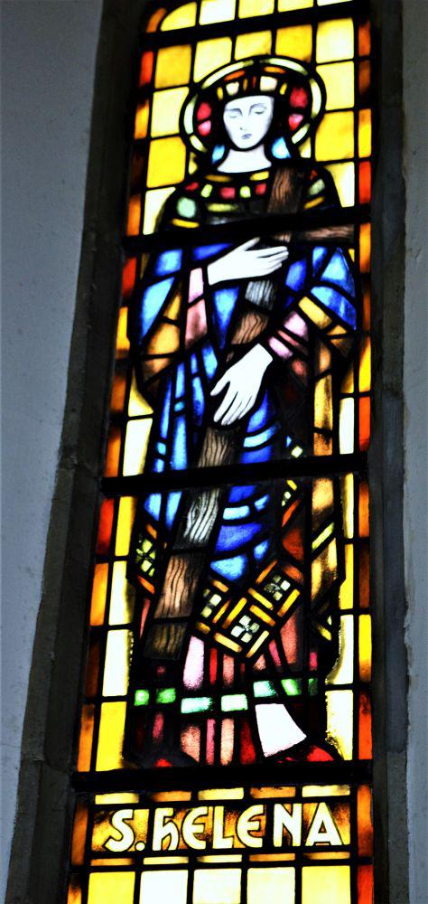 Glasraam met afbeelding van de Helige Helena in de zijkapel van de Sint-Egidiuskerk (glasraam uit 1952) 