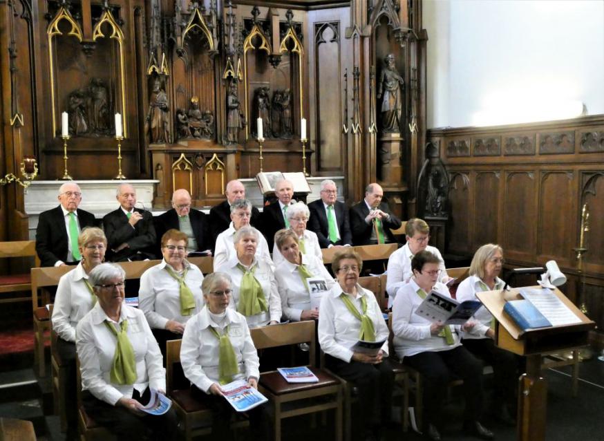 Koor Sint-Cecilia De Klinge liet ons genieten van onze zeer rijke kerstliederenschat. De muzikale ondersteuning op orgel: Louis Freund. 