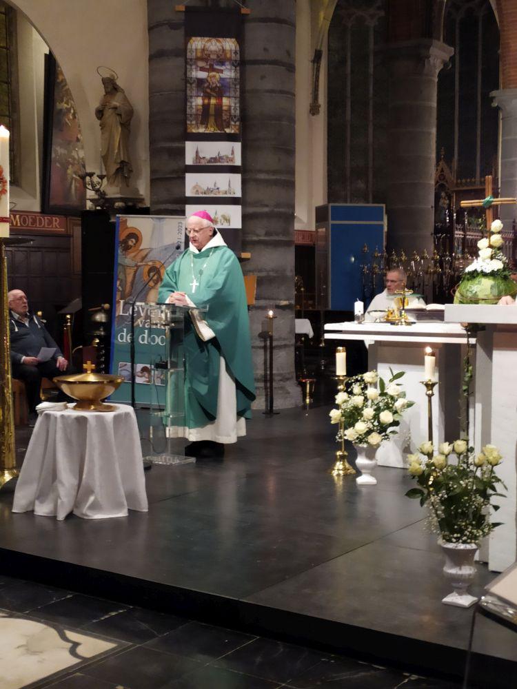 Bisschop Lode ging voor in de viering 
