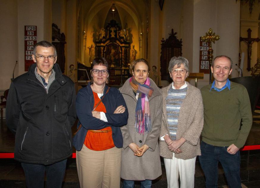 Op de foto Isabel (midden) bij haar afscheid tussen pastoor Patrick, parochieassistenten Ruth Rogiers, Lucia Buys en Jan Butaye van de parochie Beveren -Zwijndrecht. 