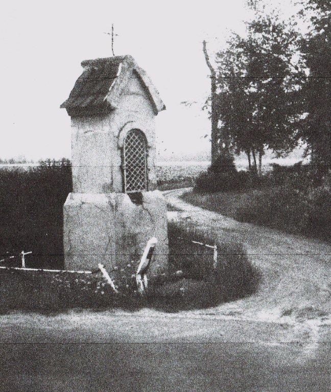 Het oorspronkelijk kapelletje uit 1880. Het werd in 1980 vernietigd bij een aanrijding. 