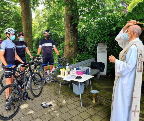 Zelfs vanuit Destelbergen kwamen wielertoeristen gefietst voor de zegening 