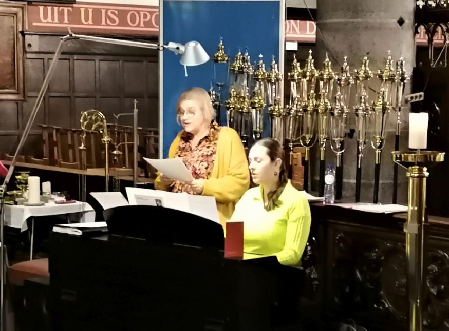Dochter Kathleen aan de piano, geflankeerd door zingende moeder Nadia tijdens de oudejaarsviering in de Heilig Kruiskerk van Stekene. 