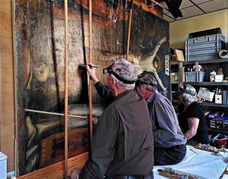 Ze hadden het nog nooit gedaan, maar acht vrijwilligers restaureren een schilderij, ooit gemaakt in de kerk van Stekene. 