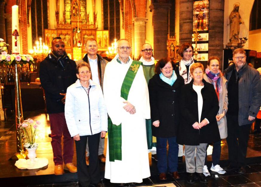 Pastoraalcoördinator Geert met zijn parochieploeg bij zijn aanstelling op zaterdag 20 januari in de H. Kruiskerk van Stekene 