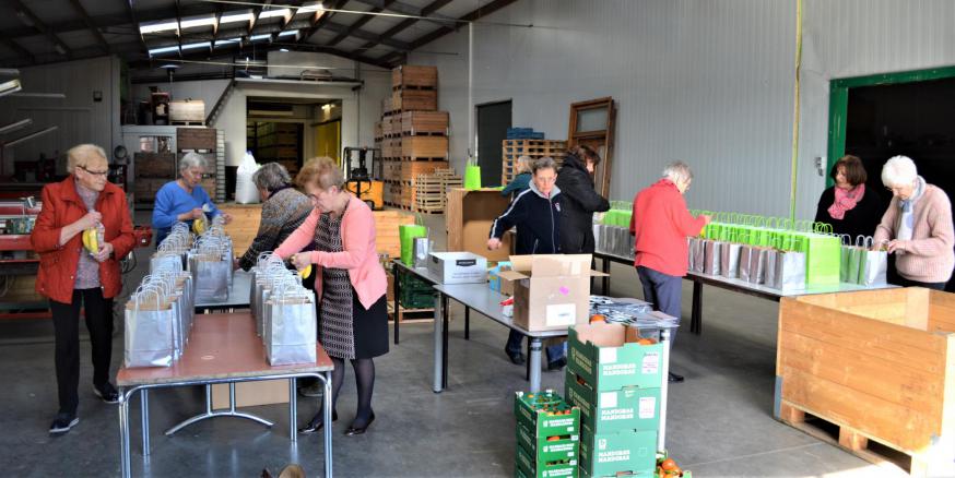 In de loods bij Berten Meersschaert werden 305 zakjes met fruit gevuld door de ploeg vrijwilligers. 
