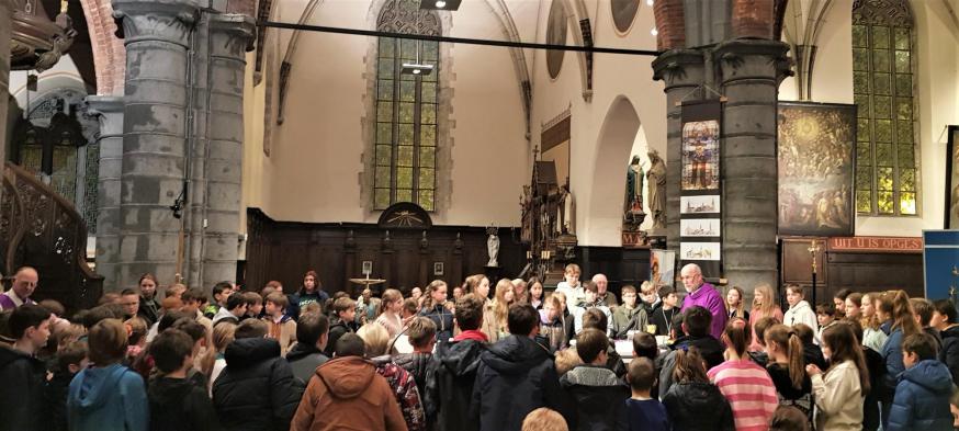 In de H. Kruiskerk verzamelden de kandidaat-vormelingen rond het altaar. Het werd een deugddoende viering. 