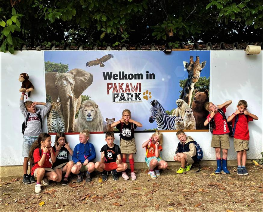 De wieskes een dag naar “Pakawi dierenpark”. Op het menu: “gekke bekken trekken!” 