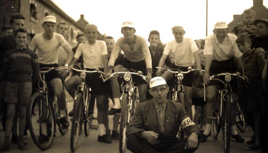 Paul deinsde er niet voor terug “de Ronde van Frankrijk” te imiteren en naar Sint-Pauwels te brengen. Jacques Goddet en Félix Lévitan kregen een doublure met de Ronde van het Waasland. Sint-Pauwels was in de ban van het wielergebeuren. © Heemkundige Kring de Kluize