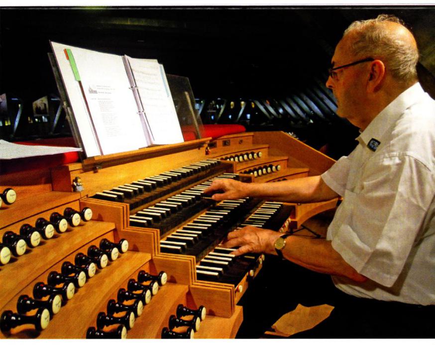 Op de foto zien we Eugeen het grote orgel bespelen in de Pius X-basiliek van Lourdes bij het overlijden van de heer Luk De Geest, directeur bedevaarten bisdom Gent. Het was voor Eugeen een uitzonderlijk hoogtepunt in zijn carrière als organist om dit orge 