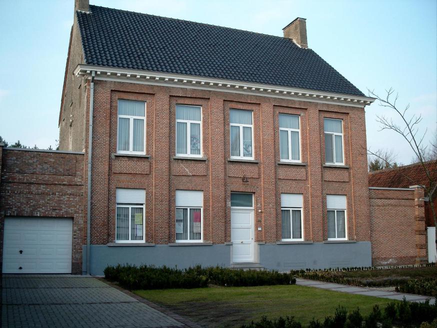 Foto van de pastorie in functie vóór de jongste verbouwing (bron Heemkundige Kring d’Euzie) 