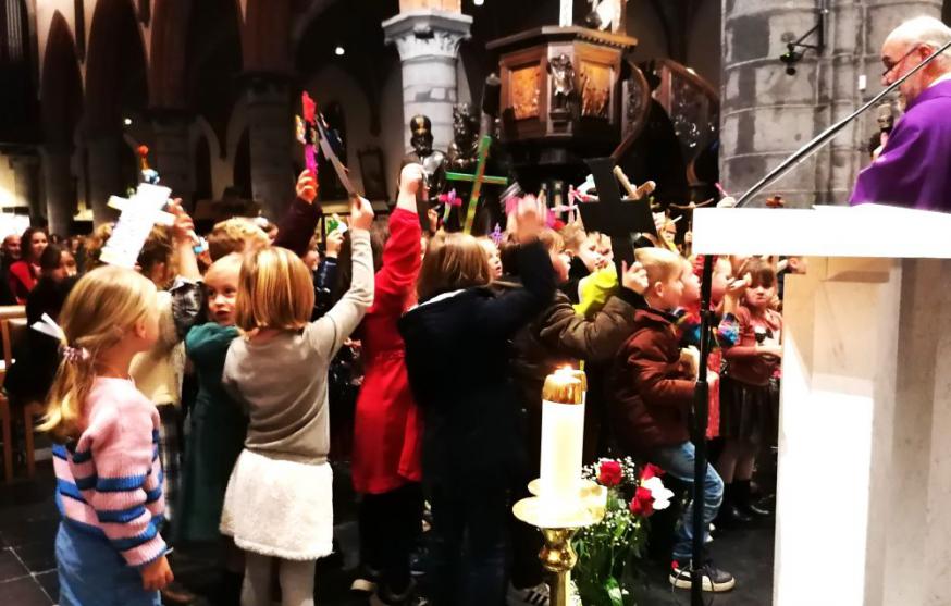 Tijdens een enthousiaste viering kwamen onze eerstecommunicantjes hun zelfgemaakt kruisje laten wijden. Hopelijk krijgen de kruisjes een ereplaatsje op hun kamer. Proficiat aan deze handige knutselaars! 