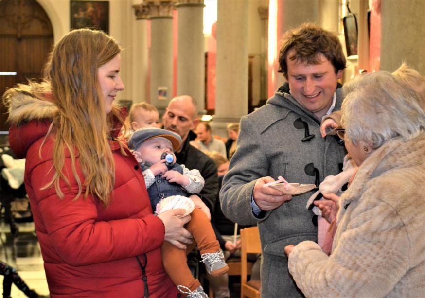 Na de viering werden de doopschelpjes, de gezegende medaille en de lichtmiskaars meegegeven als een herinnering aan dit mooi feestgebeuren. 