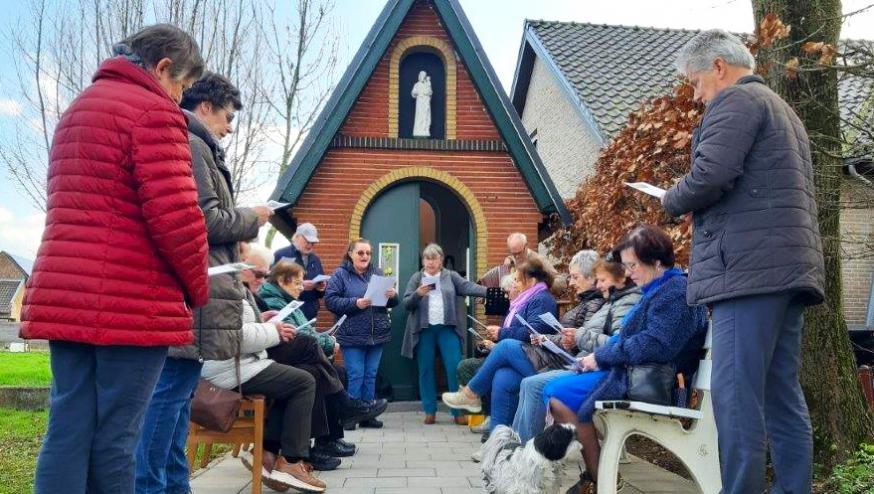 BIDDEN BIJ DE SINT-JOZEFKAPEL 