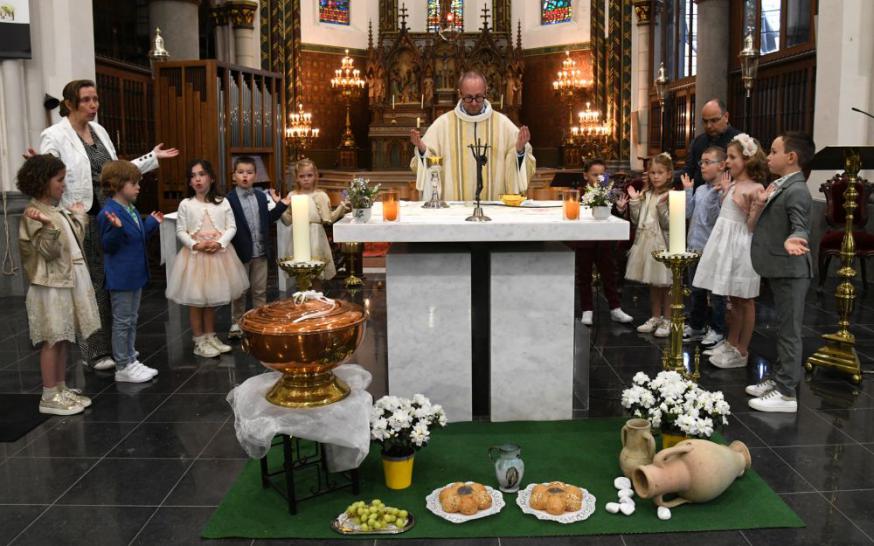 Zaterdag 20 april vond in de St. Egidiuskerk te St.-Gillis-Waas om 15.00 u. de eerstecommunieviering plaats van de leerlingen van De Hoge Geest en De Bron van De Klinge. Op de foto herkennen we van links naar rechts: Lexi, juf Eefje, Marcel, Yana, Lucas,  © Carlo Bosschaert