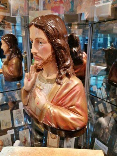 Het H. Hart van Jezus staat centraal in de rijkelijk voorziene tentoonstellingskast. (met dank aan Godelieve Persoon en Luc Van Hoye voor het ter beschikking stellen van de inhoud en het inrichten van de kast). 