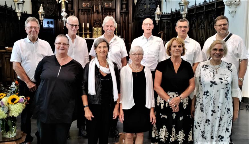 De mensen die de dienst verzorgden: boven vlnr: Eddy Van Mossevelde, Bob De Bunne, Patrick Weemaes, Willem De Block, Jan Van Goethem, Chrétien Vermachelen. Onder vlnr: Marijke Colman, Rita De Bont, Lieve Peelman, Rita Vlyminck, Nadia Wuyts Het duet werd g 