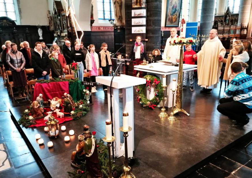 Feestelijke kerstmisviering in onze mooi versierde H. Kruiskerk. Het was ook deugddoend E.H. Paul als voorganger te mogen begroeten bij dit hoogfeest! Zalige kersttijd voor onze gemeenschap. 