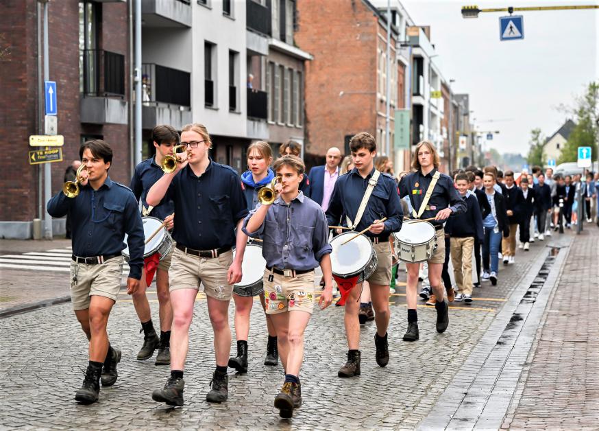 De vormelingen werden muzikaal begeleid naar de kerk door het muziekkorps van onze Chiro. Proficiat aan deze groep voor hun inzet! © Close Up Els Buys