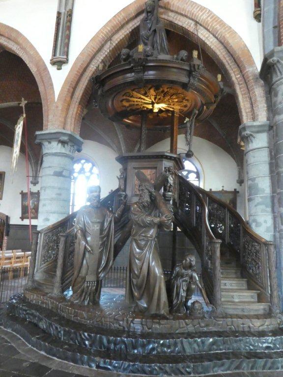 De monumentale preekstoel in de H. Kruiskerk van Stekene. 