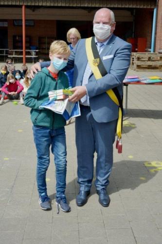 Winnaar Kobe Martens ontvangt zijn prijs  uit handen van schepen Wilbert D’Hondt.    © foto André Beyltiens 