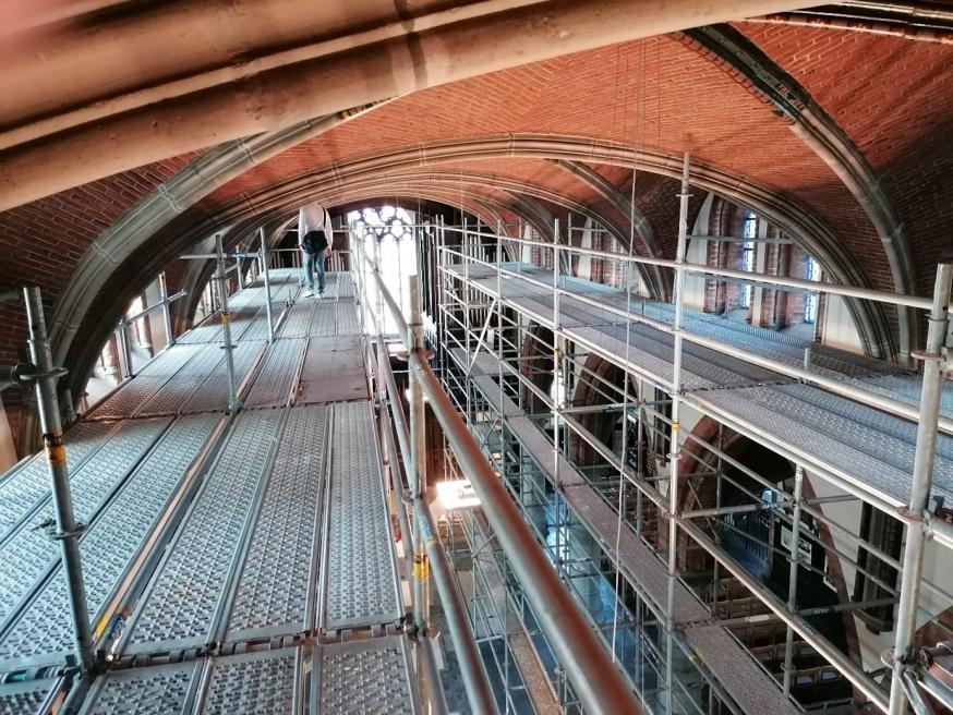 Boven op de stellingen kan iedere steen nauwkeurig onderzocht worden 
