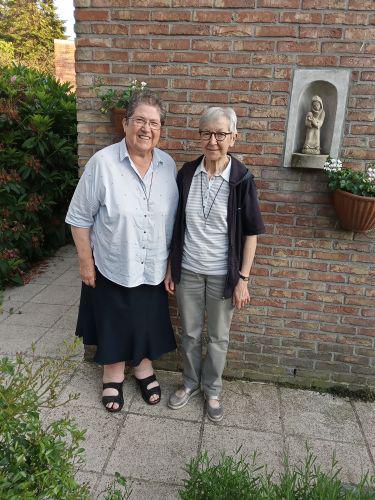 Links op de foto zuster Rita met naast haar zuster Lieve 