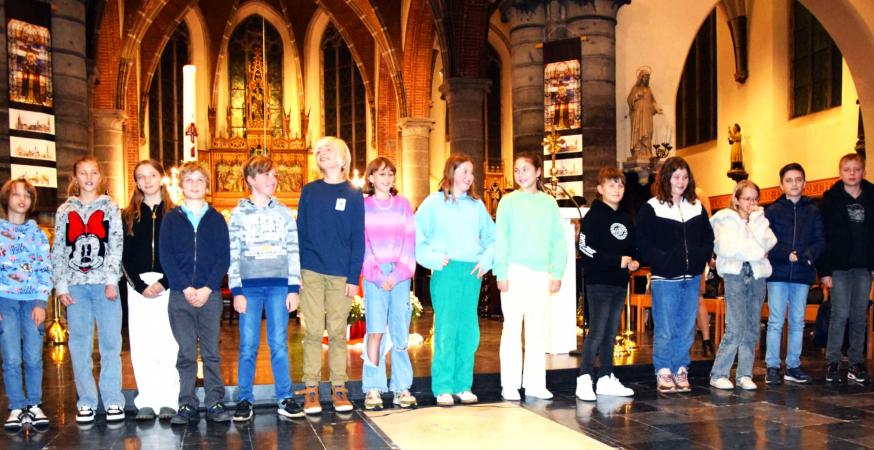 De aanstaande vormelingen van de scholen 3-Beuken, Tuimelaer en de Zonnebloem tijdens hun naamopgave. 