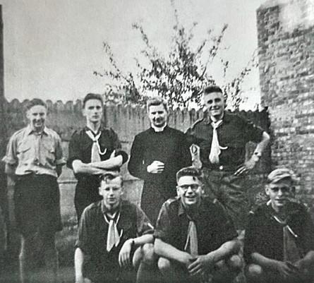 Chiroleiding De Klinge 1953 – v.l.n.r.André Van Poucke – Wilfried Maes – E.H. Vermeersch – Aloïs (Wies) Mortier – Roger De Clerck – Jan-Pieter Maes en Geeraerd Maes 